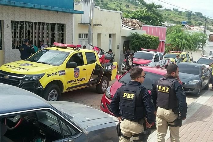 Polícias Rodoviária Federal, Civil e Militar de Alagoas cumpriram mandados de busca e apreensão na cidade de Panelas/ PE