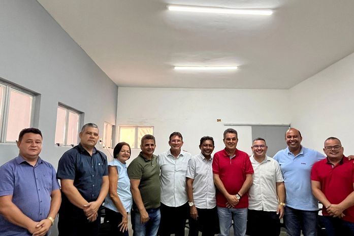 Prefeito e vice-prefeito de Branquinha se reúnem com vereadores