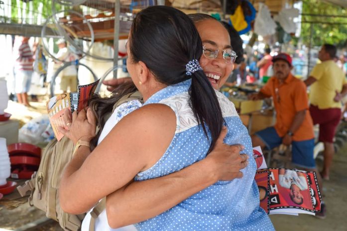 Heloísa recebe abraços na feira de Arapiraca