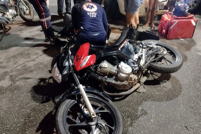 Entregador de lanches fica ferido em colisão envolvendo carro e moto em Arapiraca