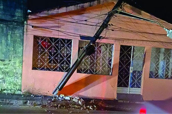 Motorista bate em poste