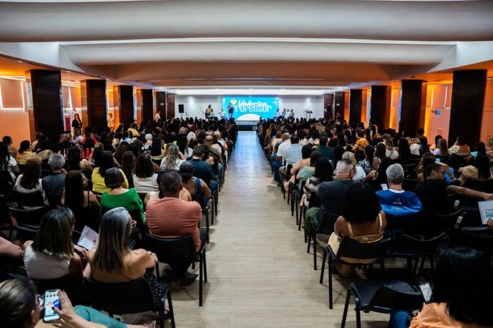 Missão de vida: Centenas de professores da rede pública municipal participam de evento comemorativo ao Dia do Professor