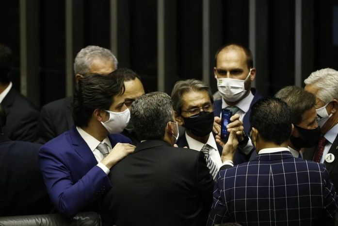 Eleição no Congresso deixa Bolsonaro refém do Centrão