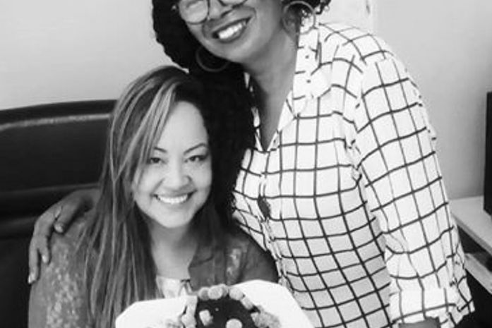 Guardo uma abraço apertado, de braços que acolhem, para festejar tua vida, minha amiga.