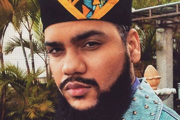 Cabeleireiro oferece cortes grátis para mulheres pretas e desempregadas.