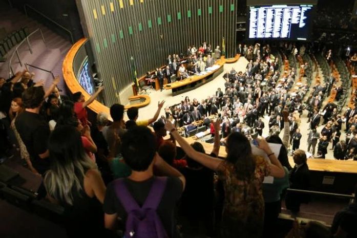 Após tumulto com manifestantes, sessão que aprecia a PEC 241 é reaberta