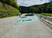 Caminhão tomba e espalha carga de vidro na BR-101, em Flexeiras