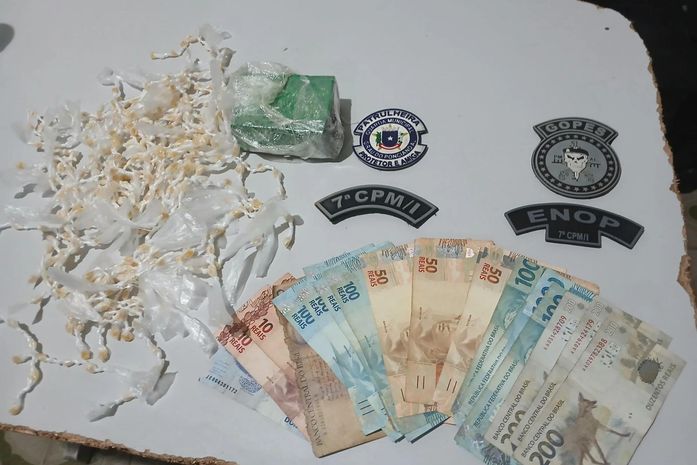 Suspeito colide com viatura da PM durante fuga e é preso com mais de 400 pedras de crack