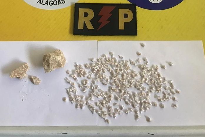 Durante abordagem, suspeita é encontrada com mais de 280 pedras de crack no interior