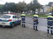 Agentes de trânsito orientam condutores em trechos bloqueados