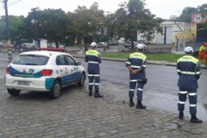 Agentes de trânsito orientam condutores em trechos bloqueados