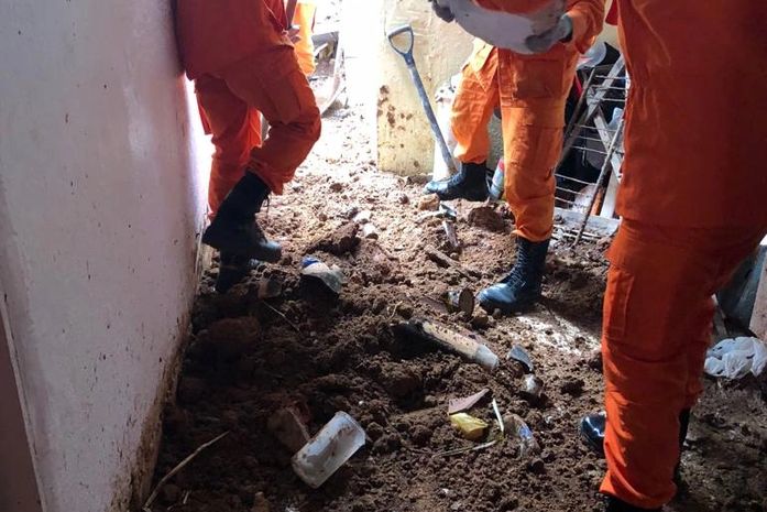 Militares do Corpo de Bombeiros fazem buscas pela vítima