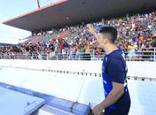 Carlinhos Maia acena para a torcida no Rei Pelé