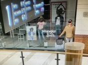 Homem finge ser manequim enquanto espera loja fechar para roubar joias