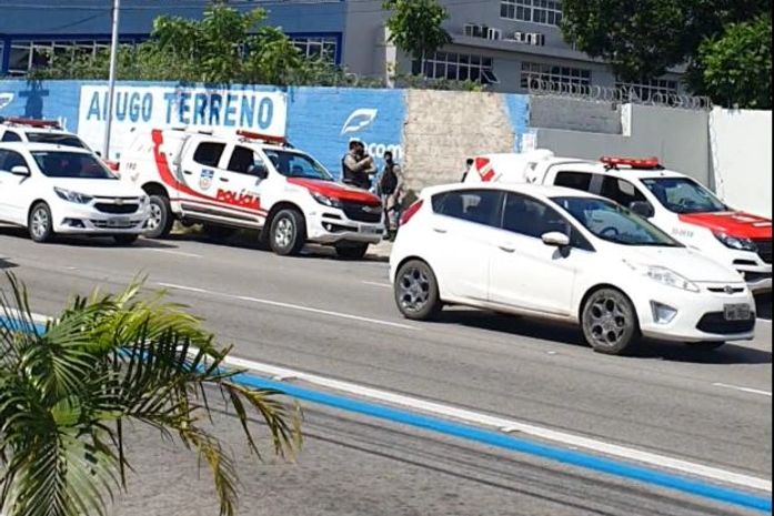Bandidos invadem agência bancária e levam armas de vigilantes em Maceió 