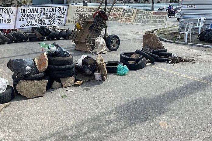 Moradores das áreas afetadas pelo afundamento do solo bloqueiam Avenida Major Cícero