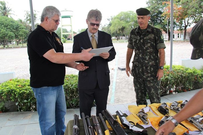 O corregedor-geral da Justiça, Klever Rêgo Loureiro fez a entrega simbólica das armas.