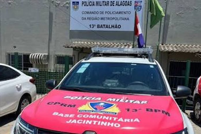 Homem é esfaqueado no pescoço em frente a batalhão da PM por filho de locador no Jacintinho