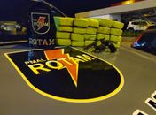 Traficantes são flagrados negociando drogas e polícia apreende 20 tabletes de maconha 