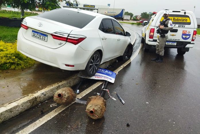 Após invadir canteiro, carro danifica placa de sinalização na AL-220