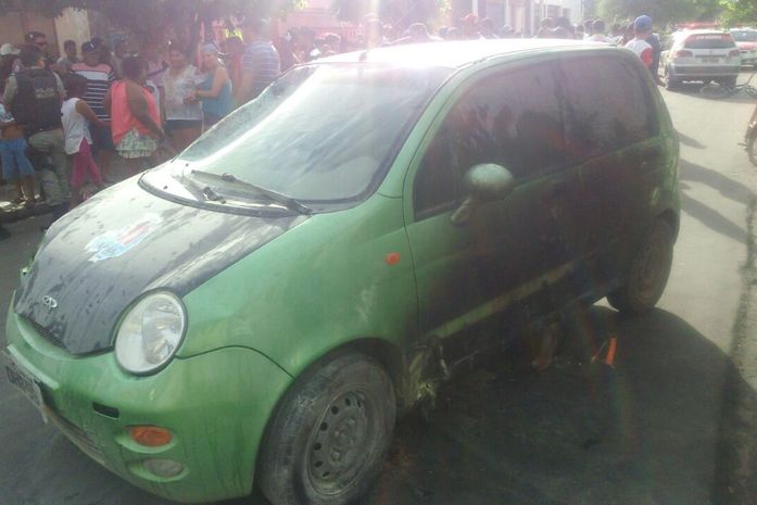 Veículo incendiado após atropelamento