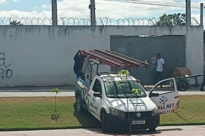 Carro de empresa de internet é flagrado invadindo ciclovia em Arapiraca; Veja vídeo