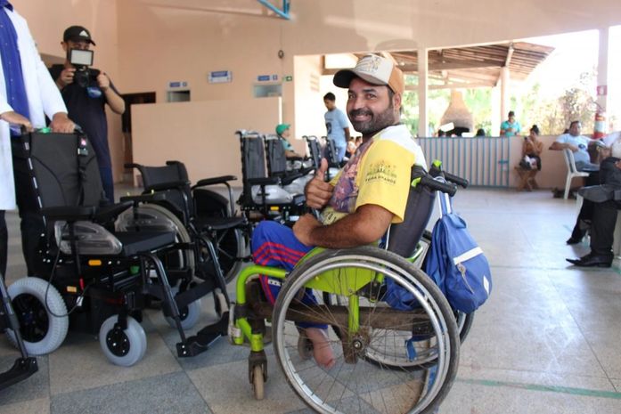 Pessoas com deficiência são beneficiadas com cadeiras de rodas motorizadas em Arapiraca