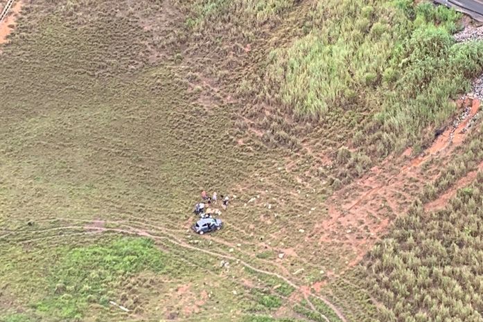 Carro capota e cai em ribanceira em trecho da BR-316, em Atalaia
