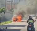 Carro é destruído por incêndio no bairro Antares, em Maceió