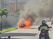 Carro é destruído por incêndio no bairro Antares, em Maceió