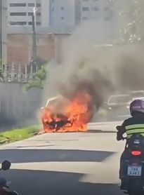 Carro é destruído por incêndio no bairro Antares, em Maceió