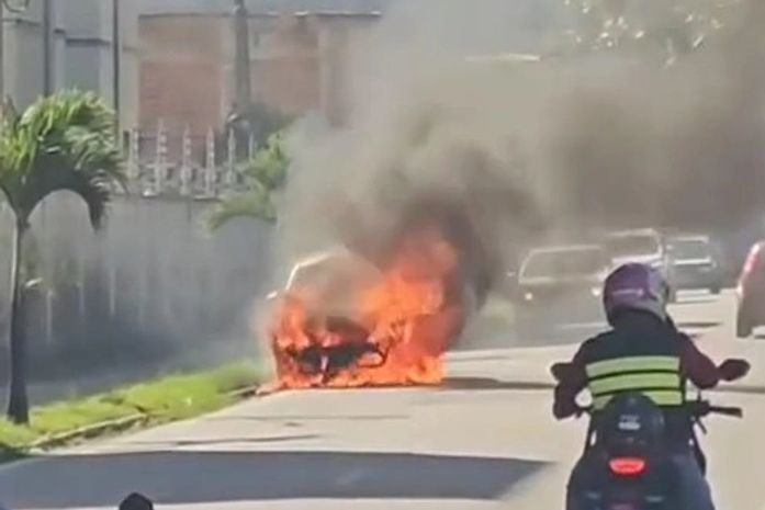 Carro é destruído por incêndio no bairro Antares, em Maceió