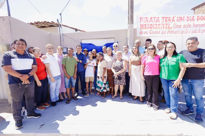 Prefeita entrega nova casa para morador que teve residência destruída por incêndio