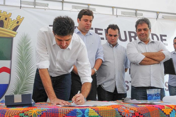 Prefeito assina ordem de serviço