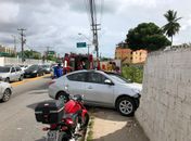 Motorista passa mal no trânsito e colide contra muro em Cruz das Almas