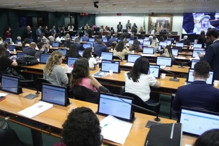 “PEC do aborto” divide opiniões: Assassinato em ambiente maternal X Tortura psicológica medieval
