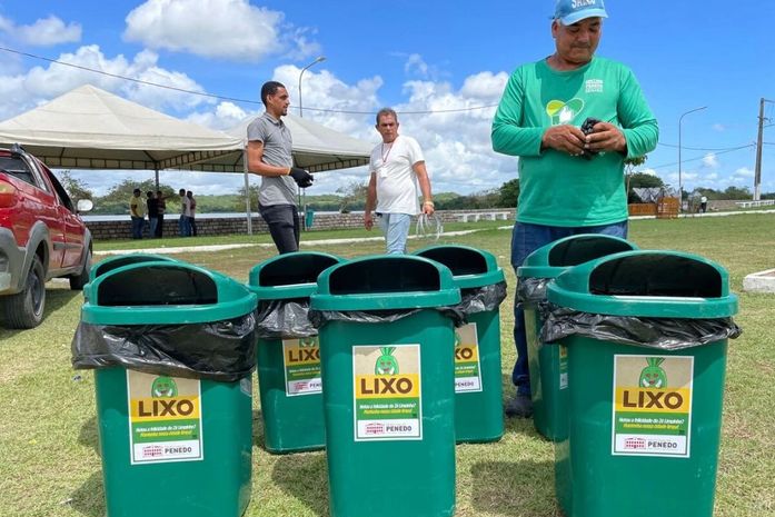 SEMARH Penedo instala lixeiras em praças e logradouros da cidade