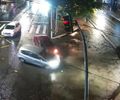Batida entre dois carros deixa trânsito lento na Avenida Fernandes Lima; Confira o momento da colisão