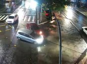 Batida entre dois carros deixa trânsito lento na Avenida Fernandes Lima; Confira o momento da colisão