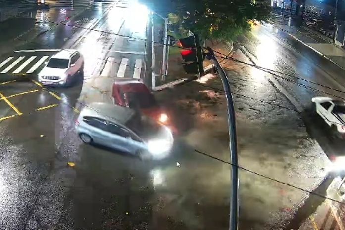 Batida entre dois carros deixa trânsito lento na Avenida Fernandes Lima; Confira o momento da colisão