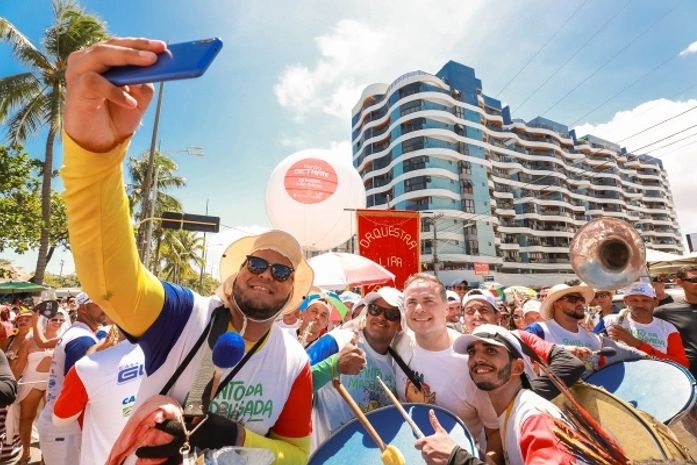 Governador Renan Filho participou dos desfiles junto com os foliões