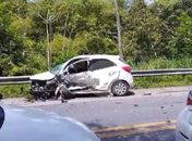 Acidente entre carro e caminhonete deixa feridos na BR-316, em Satuba