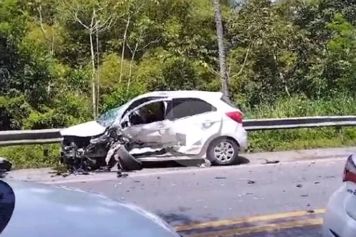 Acidente entre carro e caminhonete deixa feridos na BR-316, em Satuba