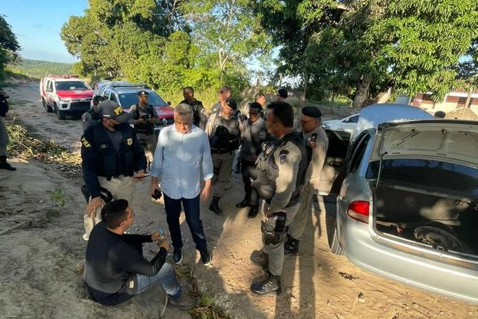 Vídeos: jovem sequestrado aciona socorro, por celular, e é resgatado de dentro de mala de carro