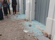 Portas foram quebradas a pedradas