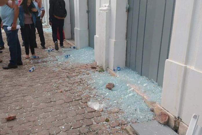 Portas foram quebradas a pedradas
