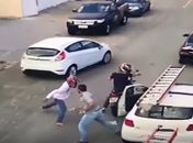 Vídeo mostra homem correndo atrás de assaltante em Maceió