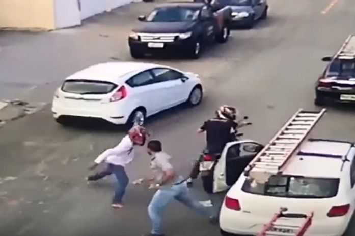 Vídeo mostra homem correndo atrás de assaltante em Maceió