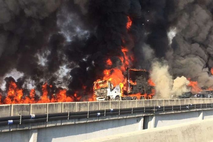 Acidente com 36 veículos em rodovia de SP mata 2 e fere 20