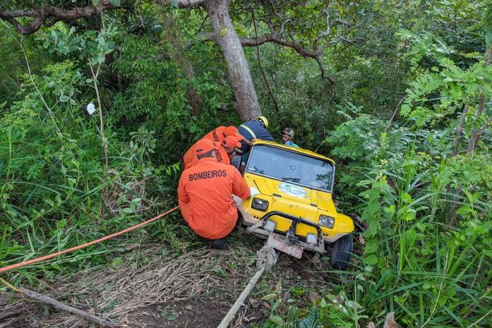 Buggy capotou e caiu em uma ribanceira em São Miguel dos Milagres
